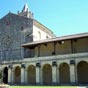 La cour intérieure côté est - derrière l'église Saint-Pierre.